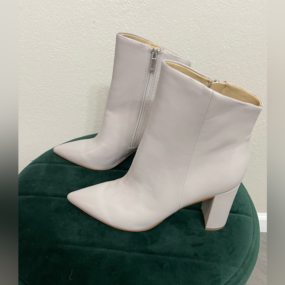 Marc Fisher Unique booties in size 9.5, light gray leather